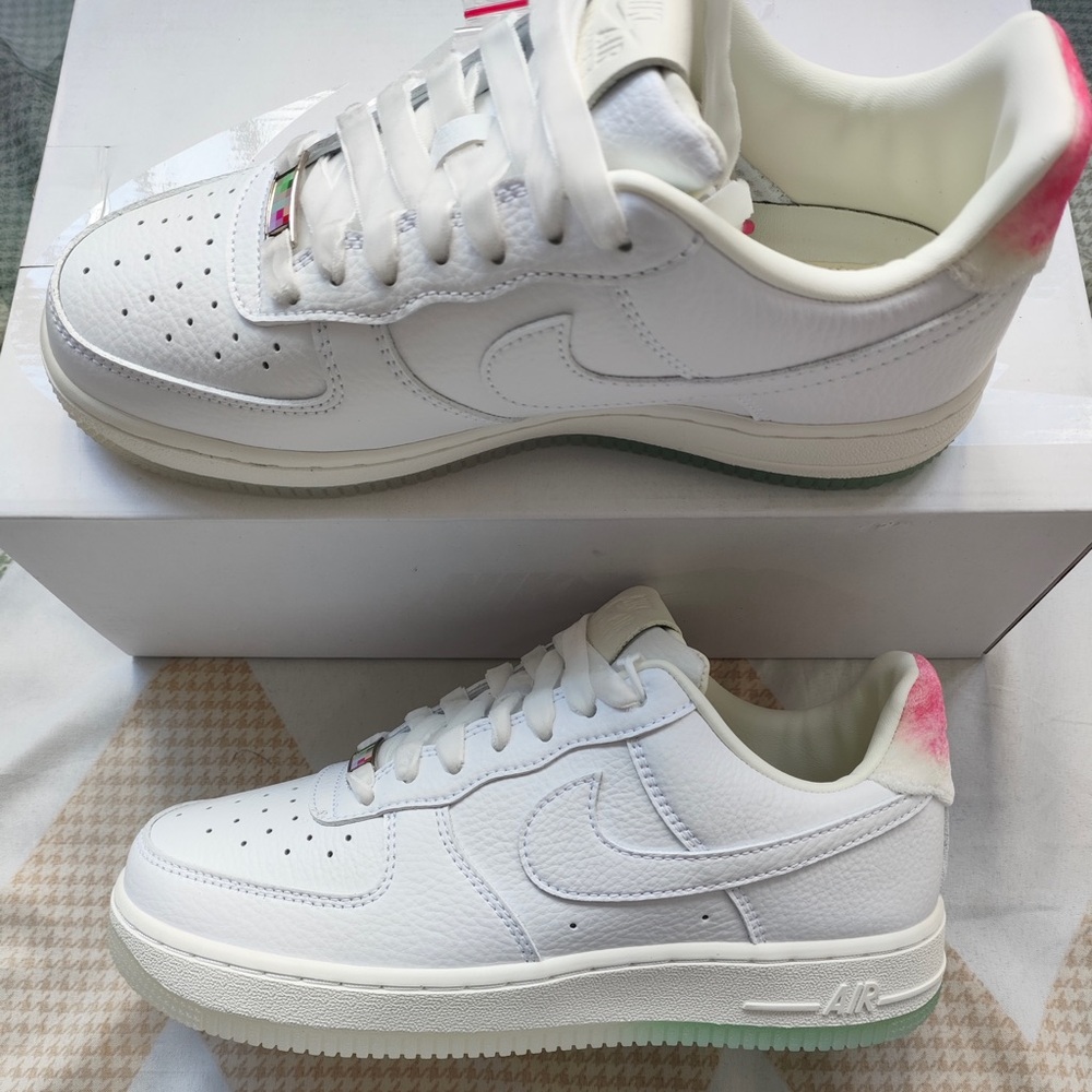 Nike White Low-Top Sneakers with Pink Heel Detail - Picture 1 of 6
